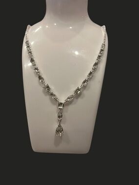 ✨ Forever 21 Elegant Crystal Teardrop Pendant Necklace – NWT ✨